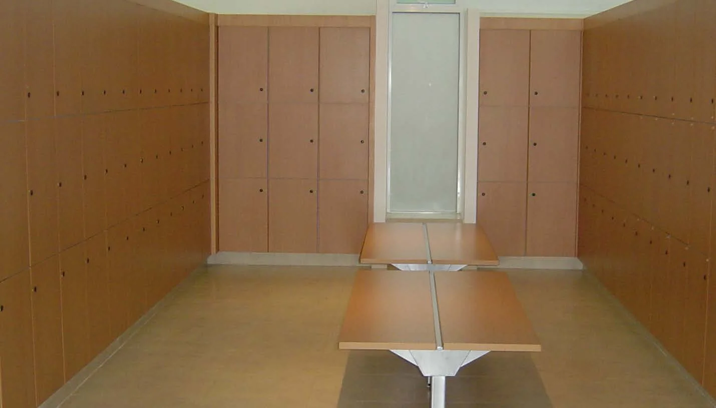 Lockers y bancas en Nelson Vargas. Fotografía 2.