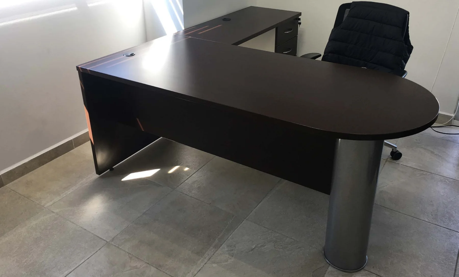 Escritorios y mesas de reunión — proyecto Omega Tool