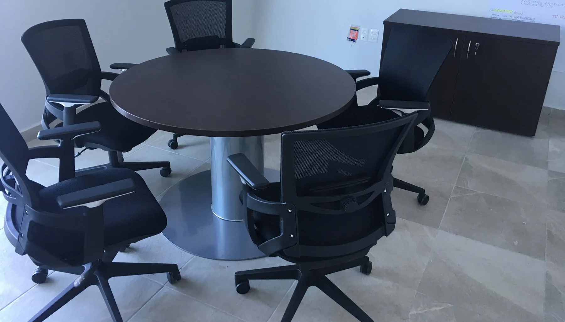 Escritorios y mesas de reunión en Omega Tool. Fotografía 3.